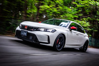 ホンダアクセスの「テールゲートスポイラー」を装着した「シビック タイプR」の走行シーン。タイプRの標準仕様車に比べ、リアだけでなくクルマ全体のフラット感が増した印象だった。