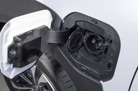 駆動用バッテリーの容量は71.4kWh。出力7kWまでの普通充電と出力150kWまでの急速充電に対応している。