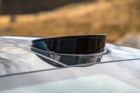 ADASには4基のLiDARと18基のレーダー、12基のカメラを採用しており、暗所や悪天候のもとでも半径200m以内の障害物の検知が可能。ルーフやフロントフェンダーパネル等に備わるLiDARは格納式で、クルーズコントロールを作動させるか、常時展開状態となるようタッチパネルで操作しない限りは、車体に格納されている。