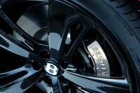 ブラック仕上げの5スポーク21インチアルミホイール。ブレーキキャリパーは、写真のブラックのほかに、レッドも選択できる。