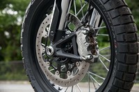 フロントはアルミ製のスポークホイールと19インチのピレリのコンビネーション。ブレーキはシングルながら、ブレンボの4ピストンタイプがおごられる。