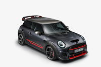 ニュルブルクリンク北コースで、先代の「JCW GP」よりも約30秒速い8分以内のラップタイムを記録したという最新のJCW GP。