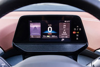 ドライバーインフォメーションディスプレイと呼ばれる液晶メーターパネルはコンパクトな5.3インチタイプ。従来型ではこのメーターの右に突き出すかたちで「ドライブモードセレクター」が配置されていた。