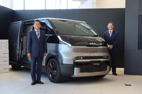 「Kia PV5カーゴ」の前でフォトセッションに臨む、キム・サンデ Kia PBVビジネス事業部 副社長（写真左）と田島靖也 Kia PBVジャパン代表取締役CEO（同右）。