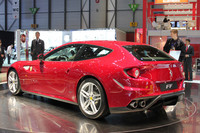 後ろから見た姿はスポーツカーというよりも、シューティングブレークに近い。