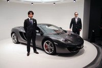 「マクラーレン東京」オープンを前に、エムティーインターナショナルの甲斐ラースCEO（写真左）とマクラーレン・オートモーティブ・アジアのリージョナルディレクター イアン・ゴーサッチ氏があいさつを述べた。