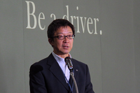 イベントの冒頭でスピーチに立つ、商品本部の山口宗則氏。
    