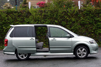 電動両側スライドドアは、クルマが止まっていて、「ブレーキペダルが踏まれている」か「パーキングブレーキがかかっている」か「ATシフターがパーキング位置にある」ときに作動する。挟み込み防止機能付き。