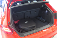 ラゲッジルームの容量は280リッター。車体後方に走行用バッテリーを搭載する都合、純ガソリン車より縮小している。