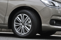 タイヤサイズは前後とも205/55R16。