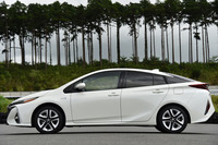 ホイールベースは「プリウス」と同じ2700mm。追突の際にリチウムイオンバッテリーを保護する必要性などから、リアのオーバーハングはプリウス比で80mm延長されている。