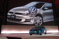 都内で開かれた発表会における、新型「フォルクスワーゲン・ゴルフ」。
    