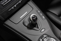 オートマチックドライブを可能とする7段M DCTの操作レバー。MTのシフトレバーに似た形状をもつ。