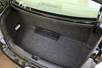 走行用バッテリーをリアシートの後方に積むため、トランクは写真のような奥行きのない形状となっている。外部給電用のソケットは、この床下に装備される。
    