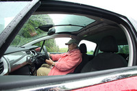 新型「C3」最大の特徴が、ごらんの「ゼニス フロントウィンドウ」。ドライバーの頭上まで広がる前後長1350mmのフロントウィンドウが、良好な前方視界（と新たな運転の楽しみ）を約束する。