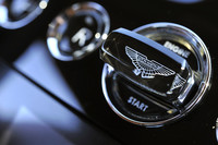 センターコンソール中央に備わる始動ボタン。他のアストン・マーティン車と同様、ドライバーはガラスのキーを押し込むことで、エンジンに火を入れる。