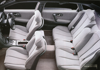 2代目「プレジデント」のインテリア。シート地はこのシルクウールが標準で、オプションで本革（日本製と英国コノリー社製の2種）が用意された。リアセンターコンソールには、6インチのテレビも標準で備わる。