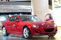 
	2003年1月の「デトロイトショー」会場に展示された、北米仕様の「RX-8」
	 