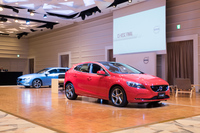 会場に設けられた、舞台となるショールーム。
    