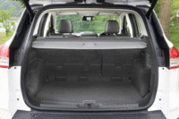 荷室容量は後席を起こした状態で406リッター、後席をたたんだ状態で1603リッター。トノカバーが標準装備される。（写真をクリックすると、シートの倒れる様子が見られます）