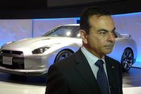 日産自動車のカルロス・ゴーン社長と「GT-R」