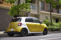 4人乗りの「フォーフォー ターボ」。2人乗りの「フォーツー」シリーズに比べ、ホイールベースは620mm、全長は795mm長くなっている。