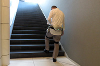 階段で試すと、股下の振り出しの誘導（後ろ側から前に押される感覚）と蹴りだしの誘導（前側から後ろに押される感覚）がわかりやすく伝わってきた。
    