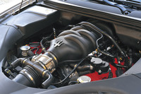 バルクヘッドにめり込むように積まれた4.7リッターV8エンジンのカムカバーは赤く塗られる。トップエンドでの攻撃的なシャープさは影を潜めたが、それでも高級セダン用としてはもっともスポーティなエンジンだ。