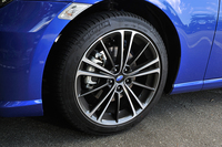 装着されるタイヤのサイズは215/45R17。テスト車には「ミシュラン・プライマシーHP」が採用されていた。