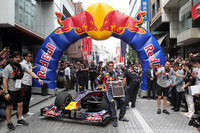 レッドブルF1、横浜・元町SSをデモ走行の画像