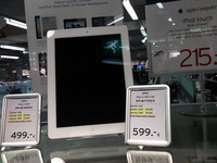 待っている期間に訪れたドイツのデパートで。ここでも16GB Wi-Fi＋3G仕様は在庫がないらしく、価格表示がない。