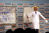 さかなクン熱演中。「泳ぎながら大きな口でプランクトンを食べるんだよ〜」と。