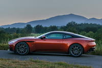 「DB11」の外装にこれみよがしな空力パーツはない。その代わりに、ボディーの各所にエクステリアデザインを損なうことなく空力性能を高めるための工夫がなされている。