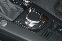 MMIのコントローラー。ダイヤルの上部はタッチパッドとなっており、画面をコントロールしたり、文字入力したりすることができる。
    