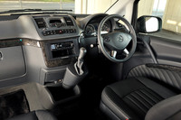 ステアリングホイールやアクセル＆ブレーキペダルなどの操作系は、国産ミニバンと比べるとやや重めに感じられる。