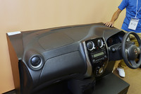 日産によれば、人の指は「硬軟感」（柔らかく感じる）、「乾湿感」（しっとり感じる）、「粗滑感」（なめらかに感じる）、「温冷感」（温かく感じる）という4種類の尺度で触り心地を判断しているという。こういった人間の感覚を分析し、インテリアにおける“最適な触感設計”を行っているそうだ。写真のダッシュボードは「ノート」のもの。