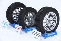 「トーヨーのウインタータイヤそろい踏み」の図。写真右が今回の主役「OBSERVE GSi-5」で、中央が「GARIT G5」、そして左がミニバン用の「Winter TRANPATH MK4α」。
    