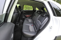 「XDツーリング」のリアシート。フロントと同じく、アクセントとして赤のパイピングやステッチが施されている。
    