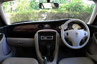 
	【スペック】
	ローバー75サルーン Connoisseur：全長×全幅×全高＝4760×1780×1430mm／ホイールベース＝2750mm／車重＝1585kg／駆動方式＝FF／2.5リッターV6DOHC24バルブ（177ps／6500rpm、24.5kgm／4000rpm）／車両本体価格＝398.0万円
	 