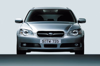 センサーにステレオカメラとミリ波レーダーを使う第3世代ADAを搭載した「レガシィツーリングワゴン 3.0R ADA」。車間距離制御クルーズコントロール、車間距離警報、車線逸脱警報、VDCプレビュー制御、追従モニター、グリップモニター、前車発進モニターの８つの機能を装備した。ベース車両より70万円高の370万円もした。
（写真＝富士重工業）