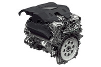 最上級モデルに搭載される5リッターV8スーパーチャージドエンジン。燃費に優れるディーゼルエンジンはいずれも排出ガスの浄化能力がEURO5止まりなので、日本への導入は期待薄かもしれない。