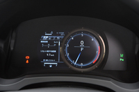 スーパースポーツ「LFA」譲りのギミックである可動式メーターリングも“Fスポーツ”専用の装備。