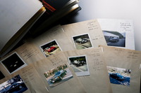 文中で触れられている、徳大寺さんの購入車記録ファイル。奥さまが保管されていた。（写真＝岡村昌宏）
    