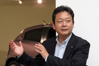 国内営業本部ブランド推進部主幹の二宮誠二さん。「デミオ」は「トヨタ・アクア」などの国産コンパクトカーはもちろん、輸入車とも比較検討されるケースが多いのだとか。
    