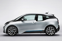 BMWの電気自動車「i3」。標準タイヤサイズは155/70R19で、レンジエクステンダーを選択するとリアタイヤが175/60R19となる。