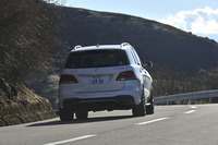 「GLE63 S」にはAMG専用チューニングが施されたエアマティックサスペンションが備わるほか、旋回時にロールを抑える油圧制御のスタビライザー、アクティブカーブシステムも採用されている。