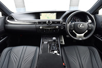 インテリアのデザインは、基本的に「GS」と共通。ただし、各部の材質や細かな意匠は、「GS F」用のものが採用されている。