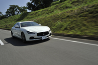 
    ベースグレードとはいえ動力性能は高く、最高速は263km/h、0-100km/h加速5.6秒を誇る（ともにメーカー発表値）。
    