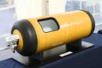 搭載される水素タンクは2本で、リアシートの下と左右後輪の間に配置。70MPaの高圧で圧縮した水素を、122.4リッター充てんすることができる。
    