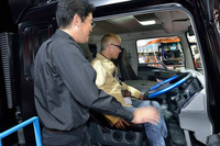 三菱ふそうの大型トラックを体感の画像